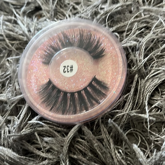 Lashes - Picture 6 of 10